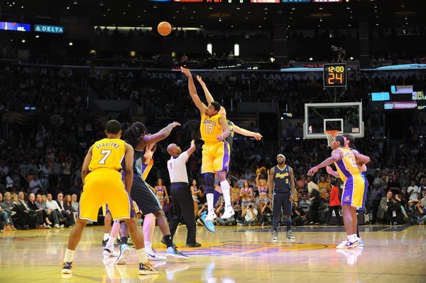 2025年12月2日，湖人 vs 太阳，湖人背靠背迎战太阳，双方实力悬殊，湖人状态火热，太阳面临两连败困境。